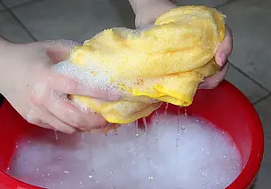 Что делать, если капает с потолка? Определяем алгоритм действий вместе с юристом