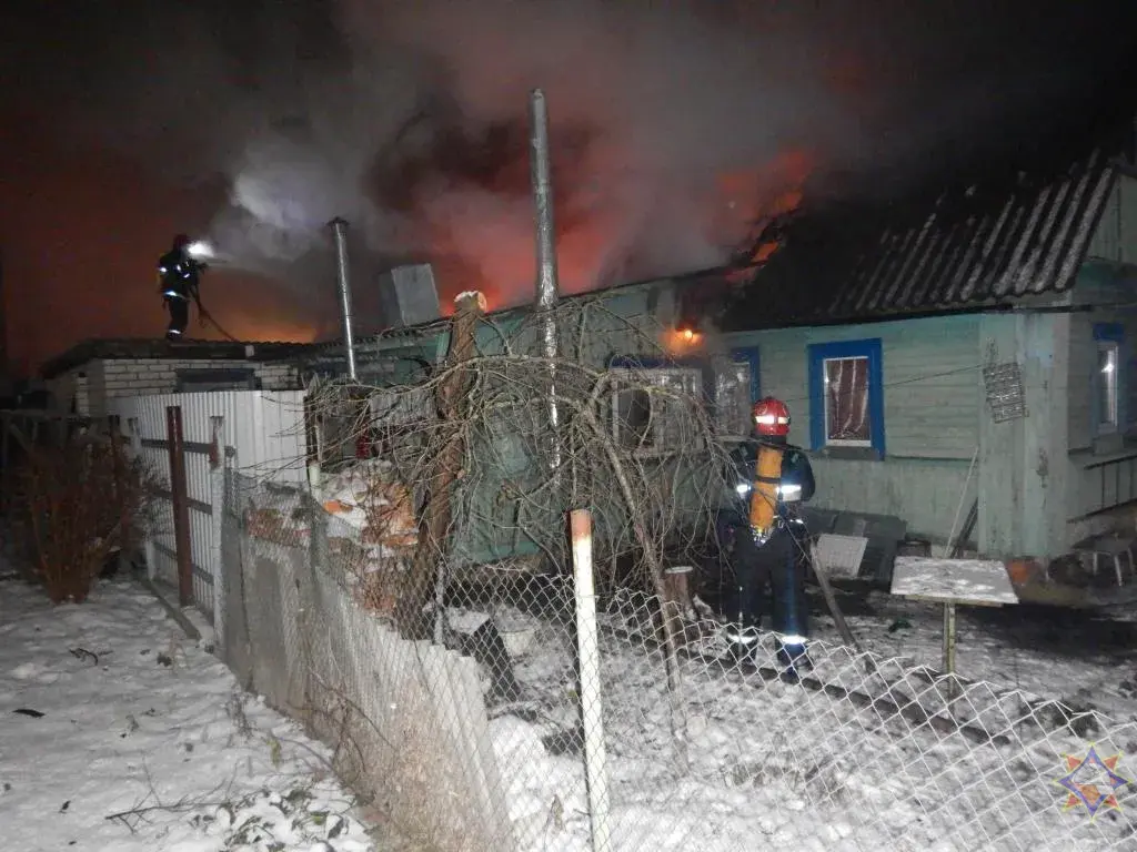 9 декабря 21г. Могилев. Пожар частного жилого дома в областном центре по пер. Куйбышева. Фото: МЧС