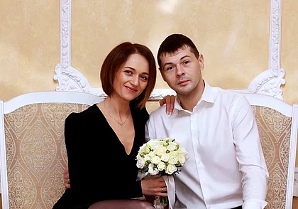 «Все закрутилось с первой встречи» – «Не ври!» Пара недели смеется, вспоминая знакомство