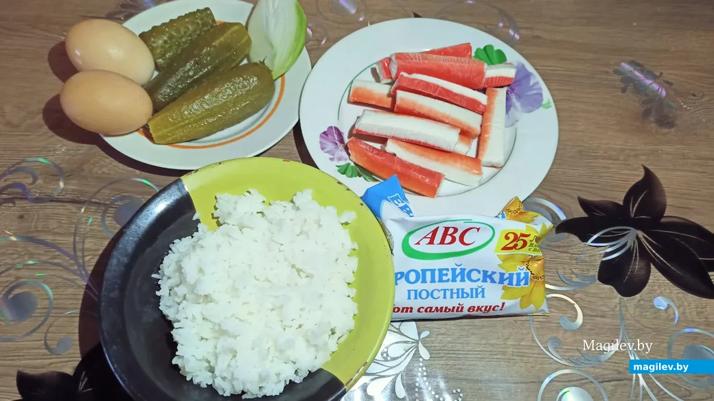 Готовим салат из крабовых палочек с соленым огурчиком.