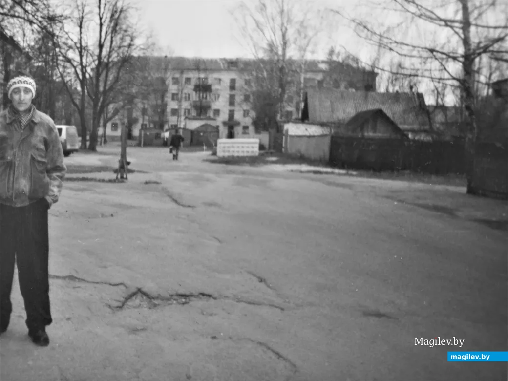 2004 г., Александр Искандеров (который никогда не любил фотографироваться) во дворе дома №56 по