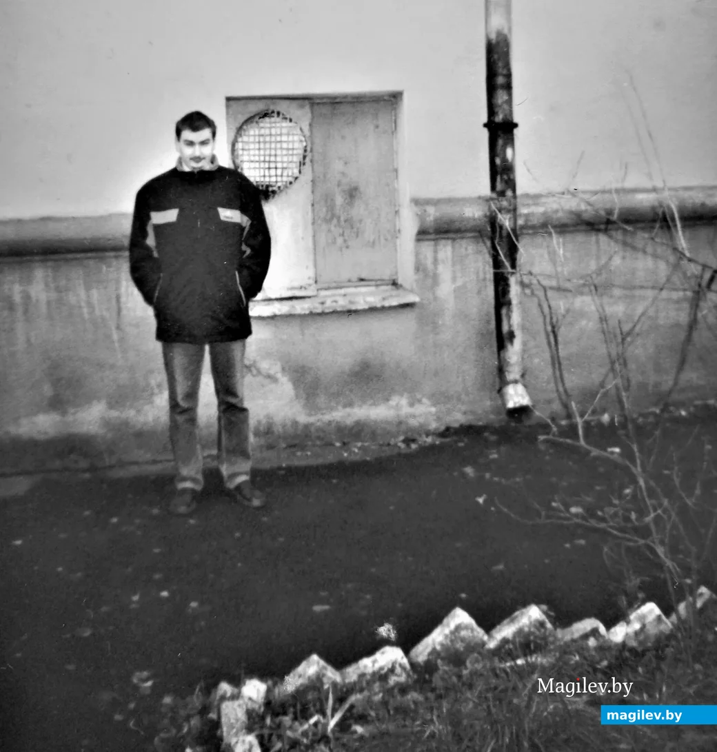 Вот этот выступ, вот и окно (с заваренной дыркой от вентилятора). Возле кинотеатра «Мир»,