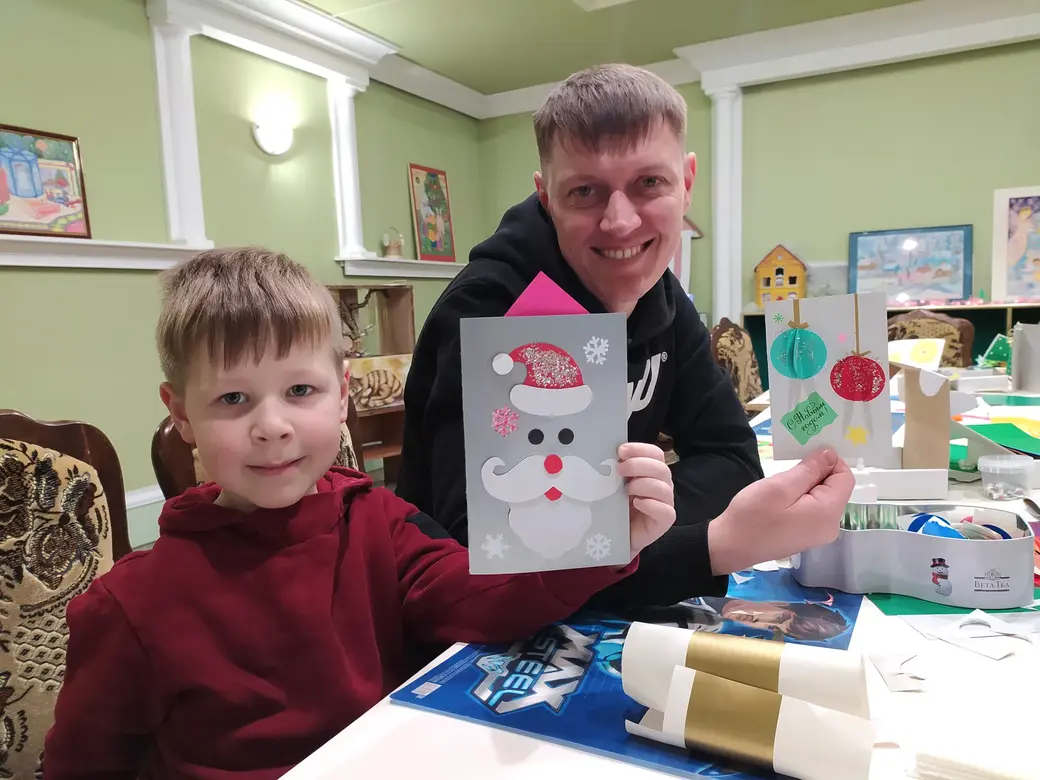 12.12.2021 г. Могилев. Маленькому Яну мастерить открытку помогал папа