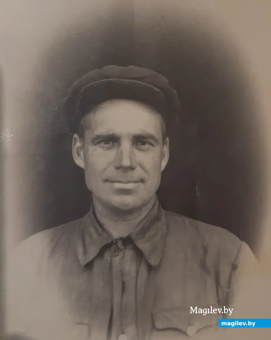 Отец, Александр Парфенович, был не только пожарным, но и хорошим рыбаком. Фото – конец 30-х г.