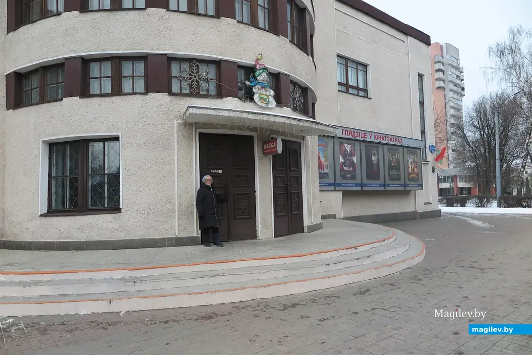 2021 г. Могилев, Надежда Федорович у кинотеатра «Чырвоная Зорка».