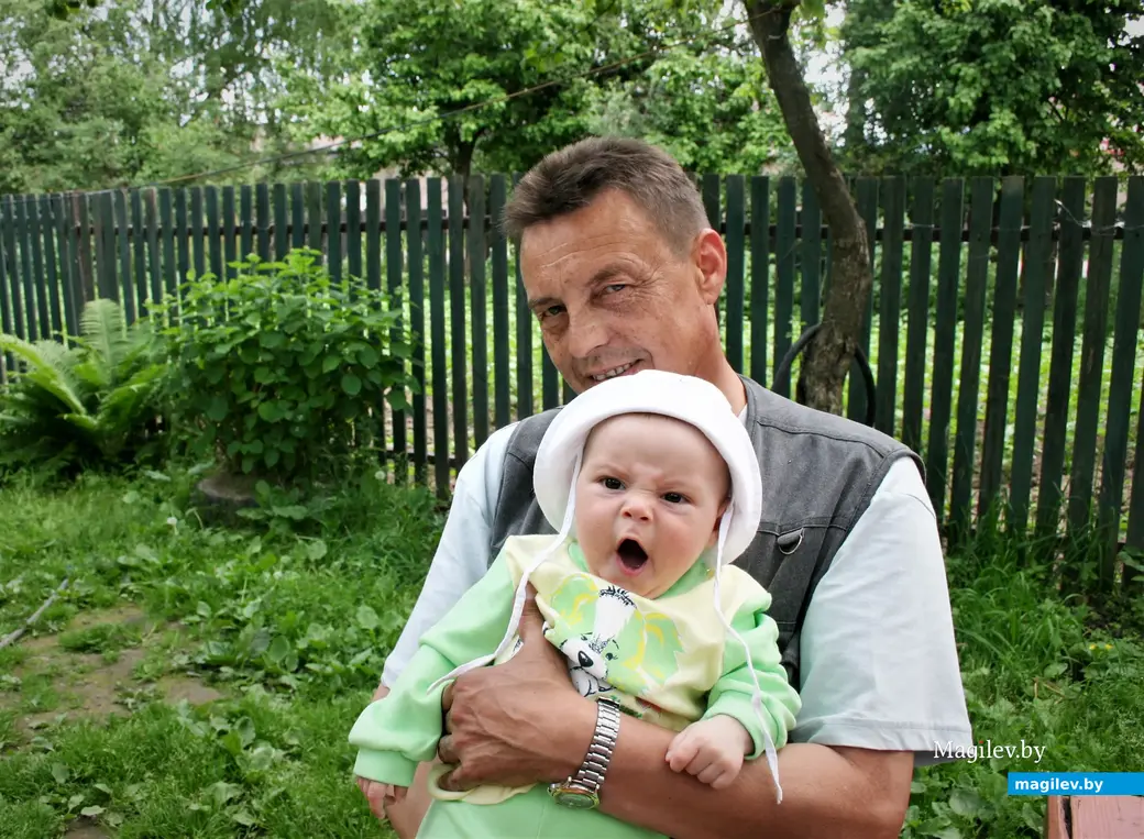 Александр Коротков с внуком. Могилев, 2010-е годы