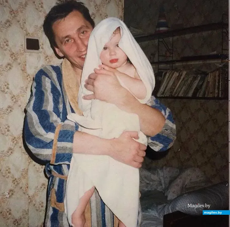 Маленькая Женя на руках у папы.