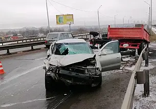 На «новом» мосту произошло ДТП: от удара трактор перевернулся