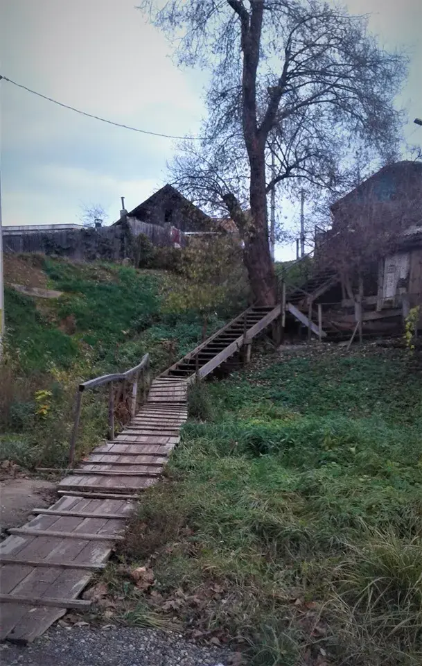 Вид на дом, где выступал Высоцкий (слева), со стороны реки Дубровенки