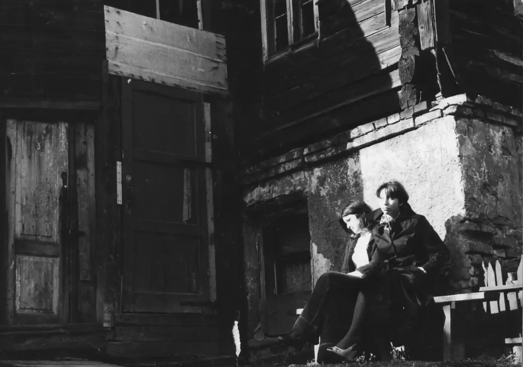 А вот Наташа со Светой пристроились на лавочке возле ныне снесенного домика по улице Садовой. Могилев, вторая половина 1970-х