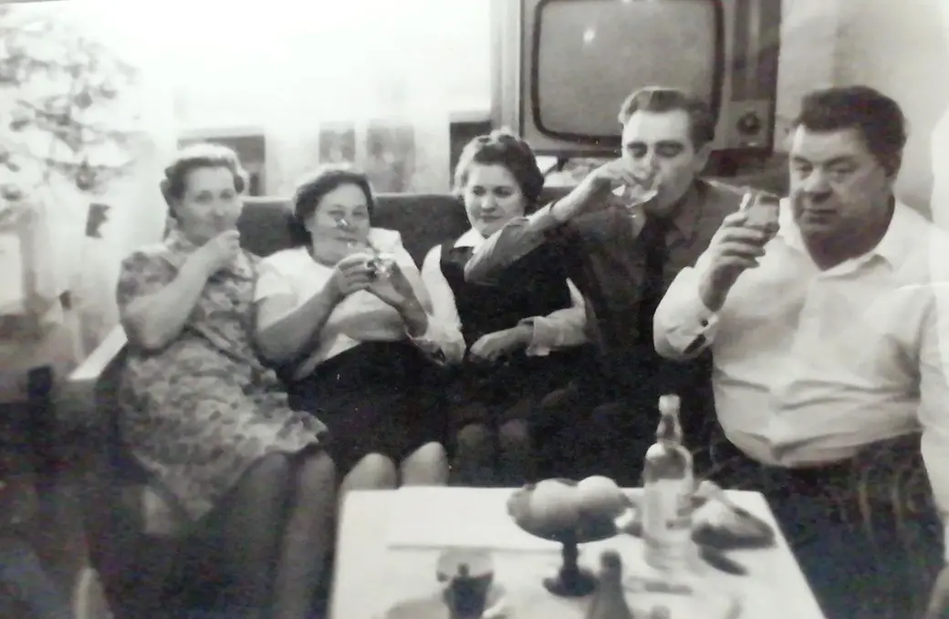 Как праздновали, что ели и чем это обычно заканчивалось? Новый 1986 год глазами 8-летнего мальчика