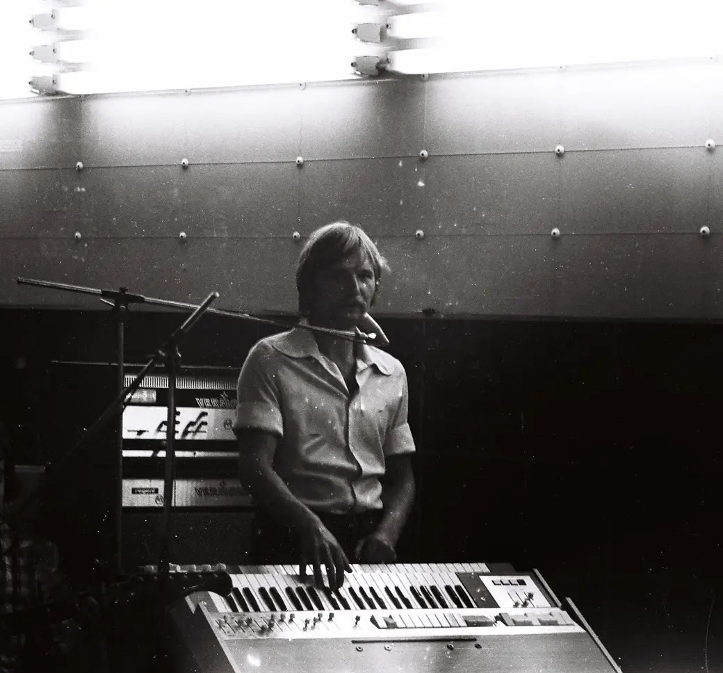 Миша Левашов и сам мог на любом празднике, включая Новый год, великолепно спеть и сыграть