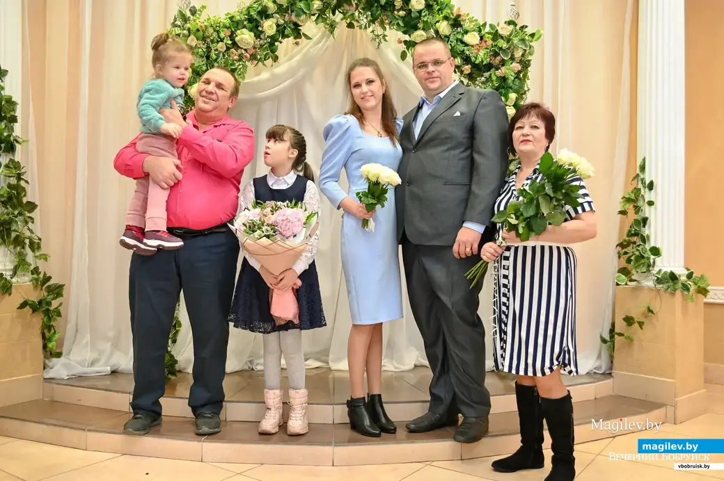 17.12.2021. Бобруйск. Свадебная пара. Марина и Николай. Молодожены с детьми и родителями.