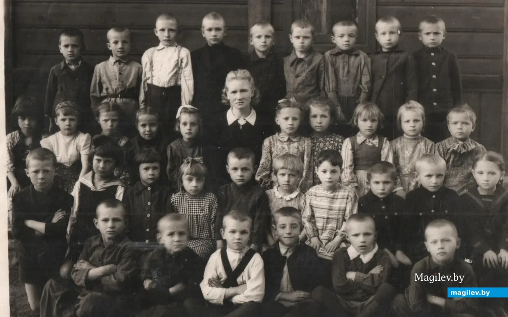 Класс с учительницей, 1948 год (Иван третий слева направо в верхнем ряду)