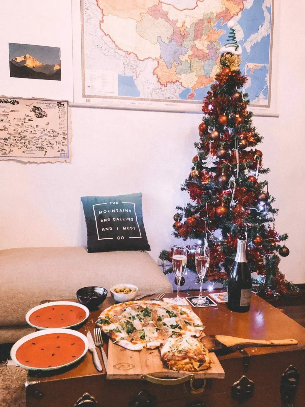 Ксения даже в Шанхае старается нарядить на Новый год елку