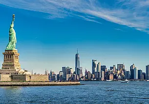 «Опускание персика» и лайт-шоу по чужим дворам. Как могилевчане отмечают Новый год в Америке