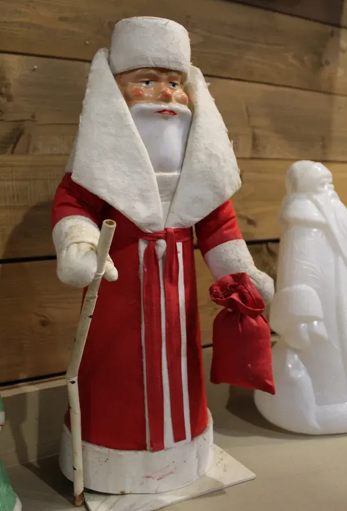 Выставка в Коломенском: как отличить московского Деда Мороза от питерского