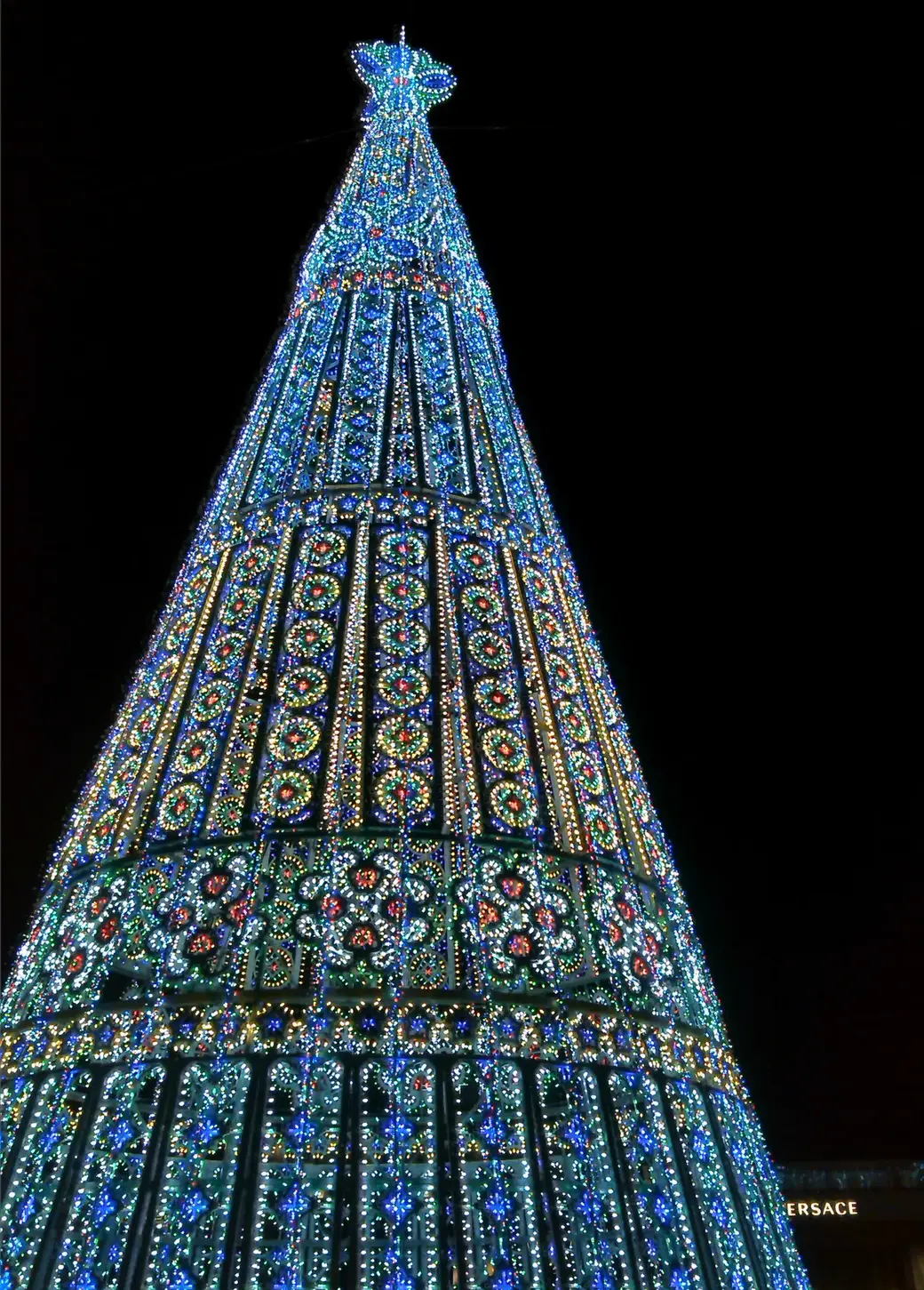 Елка у торгового центра Sicili outlet, любимого места сбора "русо туристо"