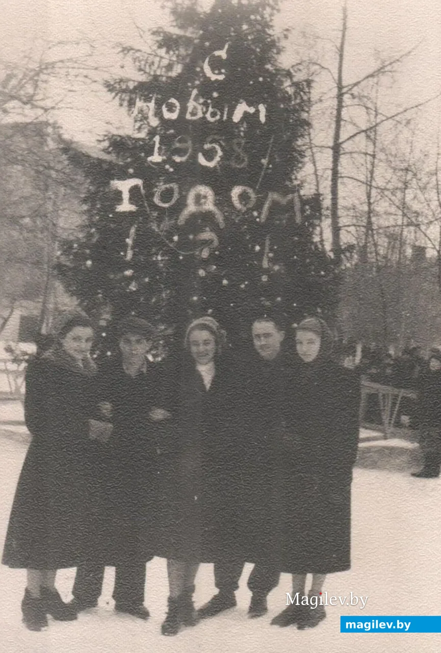1958 год. Площадь Ленина. Компания друзей: Дина, Алексей Суворов, Людмила, Сергей, Тамара. Фото из