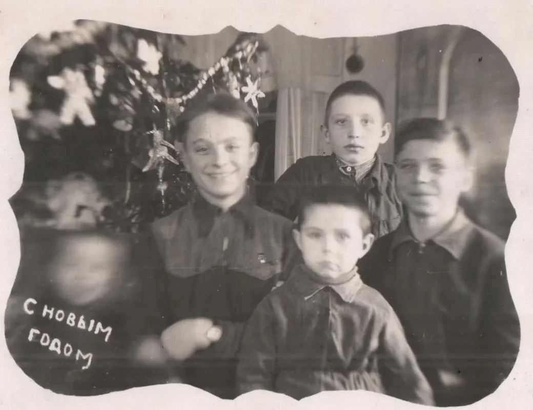 1952 год. Празднование Нового года в доме в пер. Парижской Коммуны: Иван Ткачев – в верхнем ряду