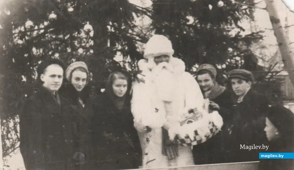 1958 год. Площадь Ленина. С Дедом Морозом под елкой можно было сфотографироваться. Фото из