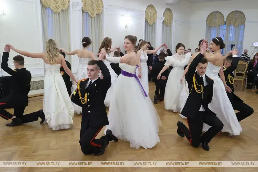 Более 60 кадетов кружились в музыкальном вихре Рождественского бала в Могилеве. Фото: Олег Фойницкий