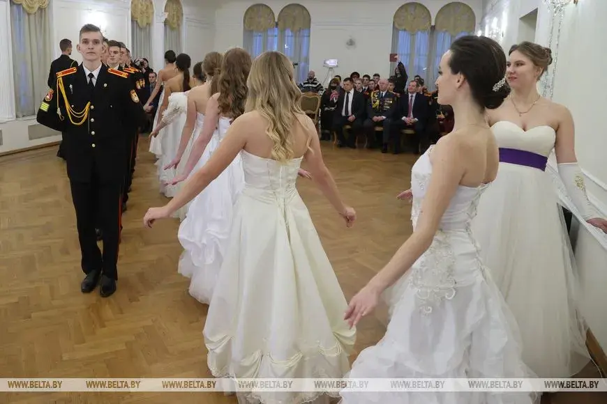 Более 60 кадетов кружились в музыкальном вихре Рождественского бала в Могилеве. Фото: Олег Фойницкий