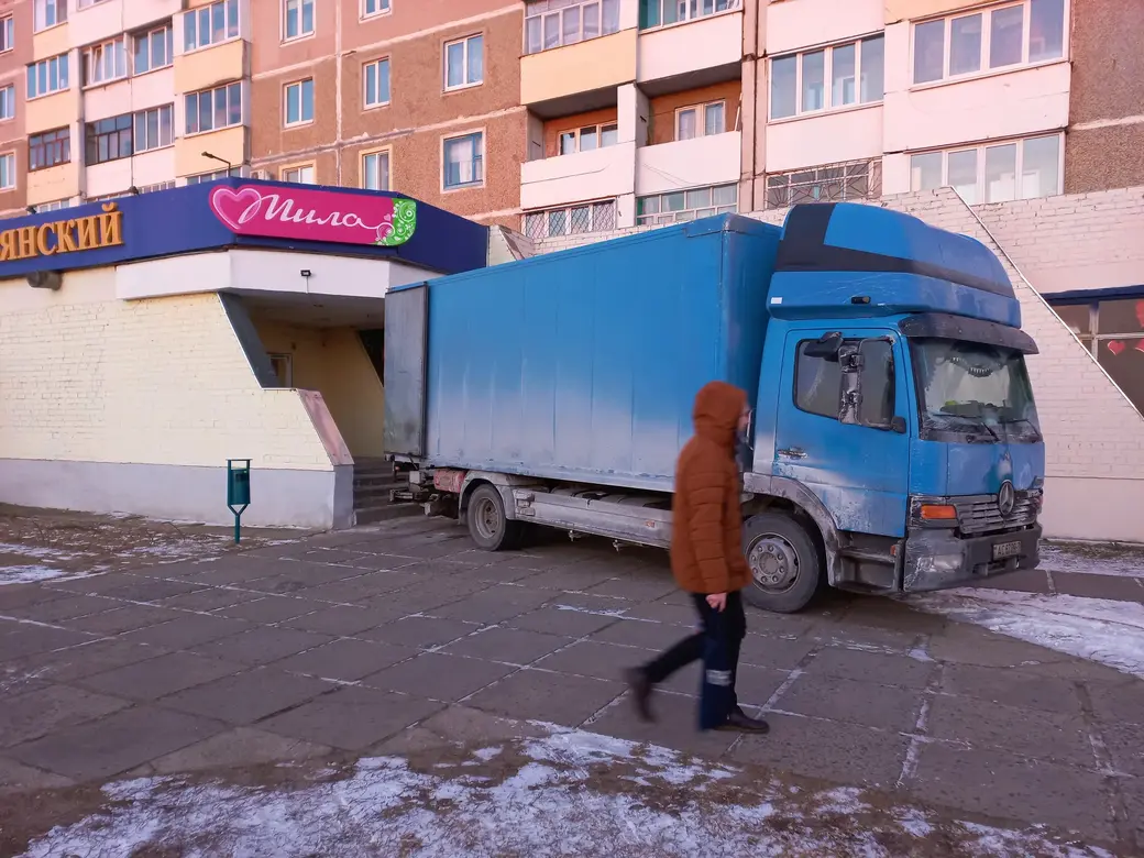 21.12.2021, Могилев, проспект Шмидта. Разгрузка товара в магазине «Мила».