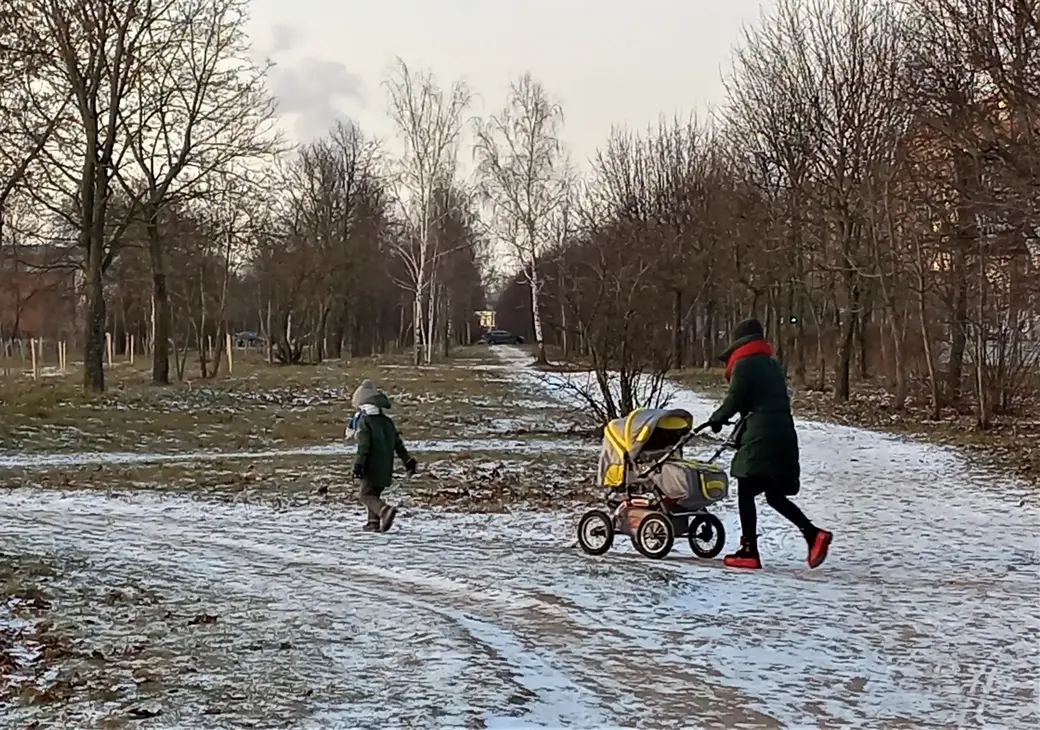 21.12.2021, Могилев, проспект Шмидта. Десятиградусный мороз стимулирует молодежь двигаться быстрее.