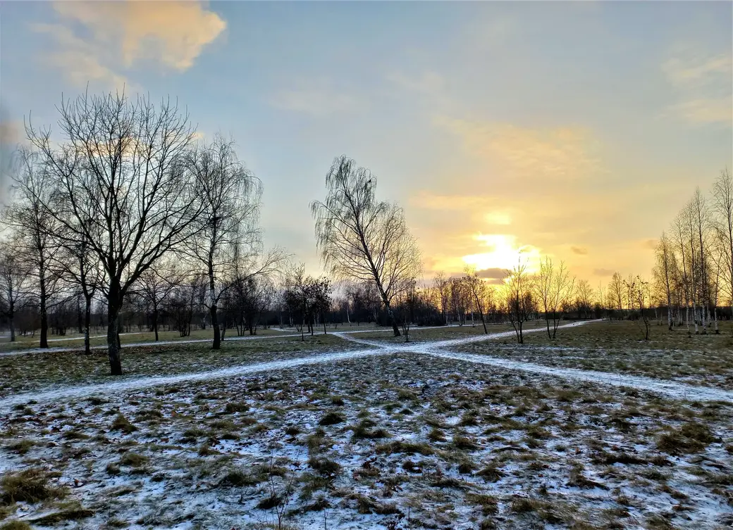 21.12.2021, Могилев, проспект Шмидта. Судя по закату, завтра будет морозно. До скорой встречи!