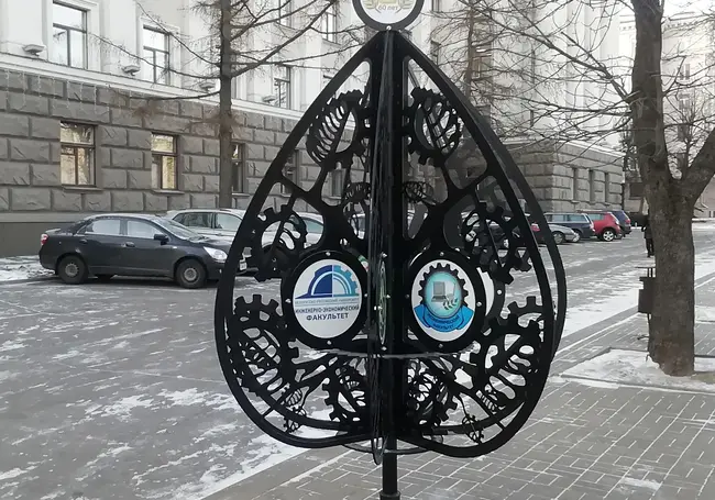 Дерево знаний появилось напротив главного учебного корпуса Белорусско-Российского университета