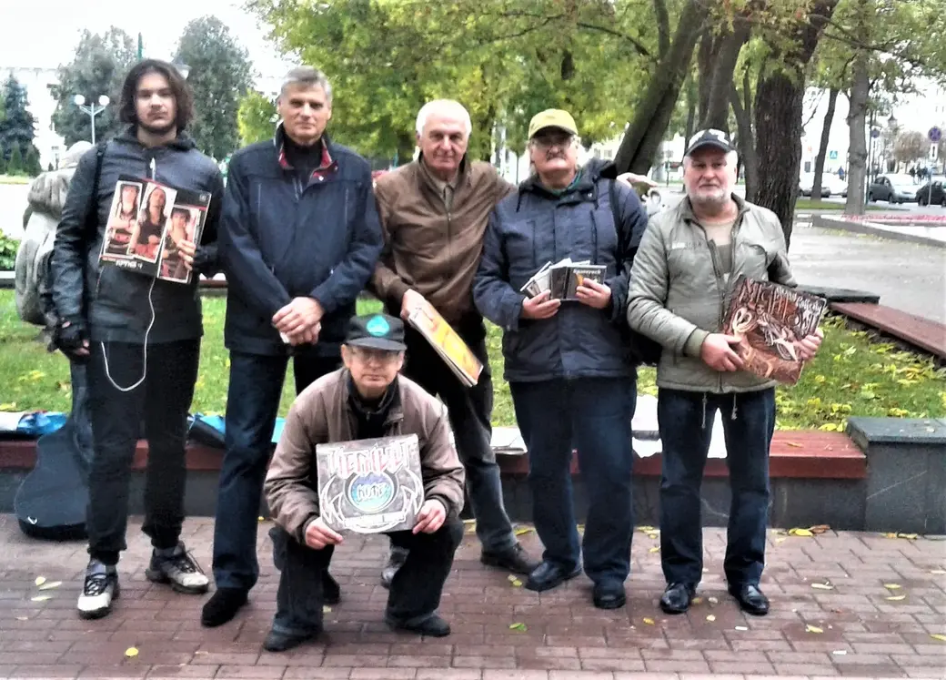 Александр Гайдук (стоит посередине) с любителями виниловых пластинок, 2019 год