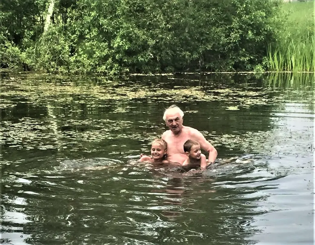 Александр Гайдук с внуками на даче, 2010-е годы