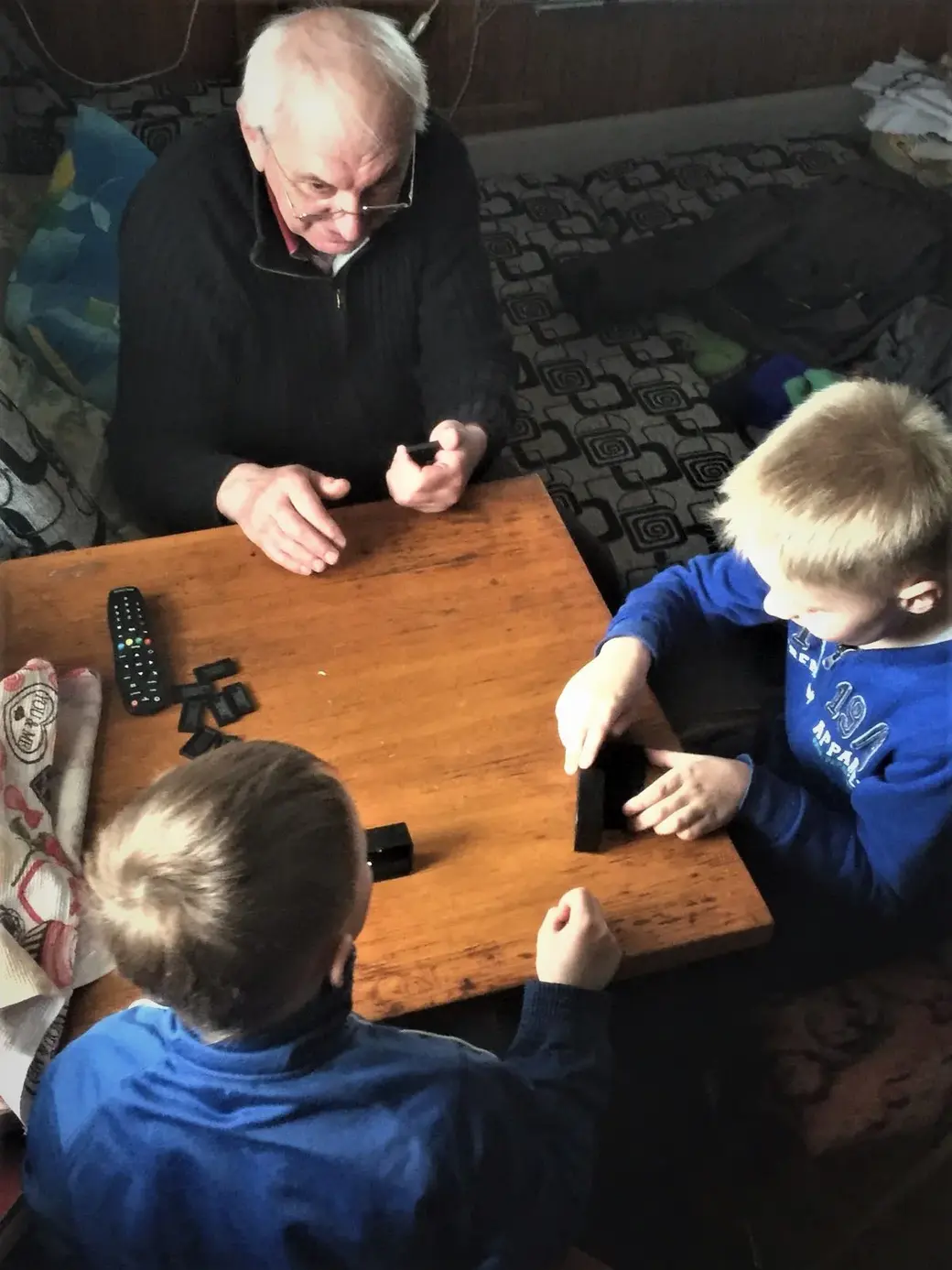 Александр Гайдук с внуками на даче, 2010-е годы