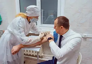 Новый губернатор Исаченко сделал прививку от COVID-19 и призвал всех следовать его примеру