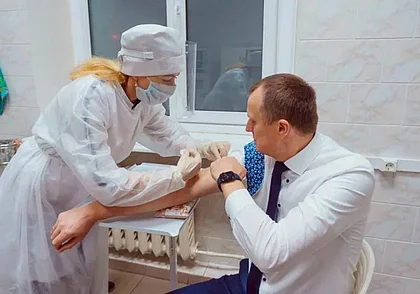 Новый губернатор Исаченко сделал прививку от COVID-19 и призвал всех следовать его примеру