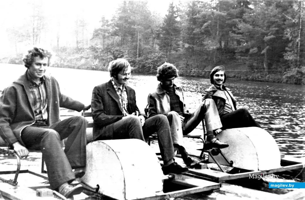 Сергей Петрулин (слева) с друзьями. Могилев, Печерское озеро, 1970-е годы.