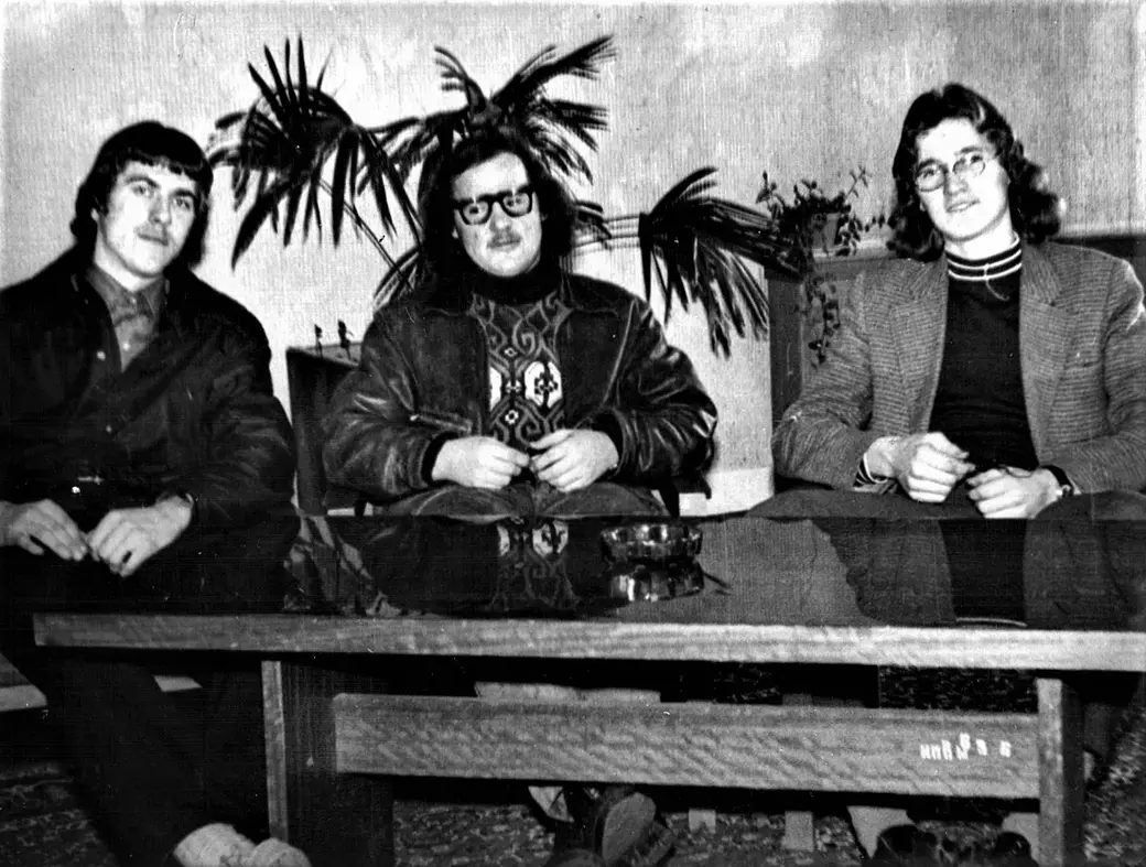 В фойе недавно построенной гостиницы «Могилев» хотелось приобщиться к мировым стандартам эстетики. Геннадий Ладошкин, Геннадий Хохлов, Николай Вербицкий. Могилев, первая