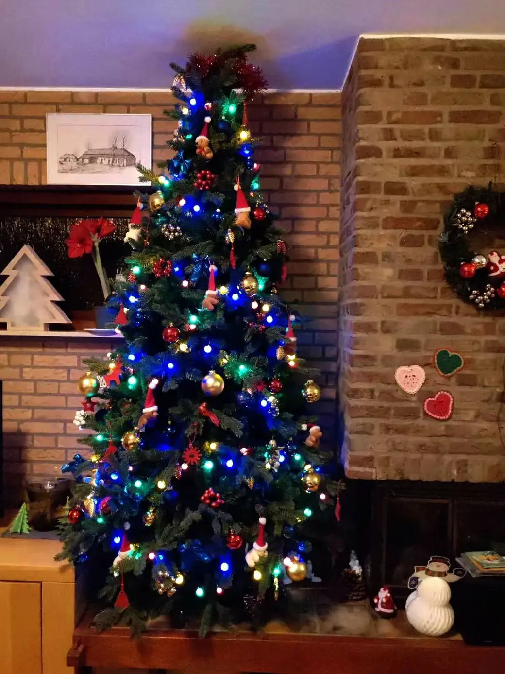 Елку наряжают старательно и с любовью