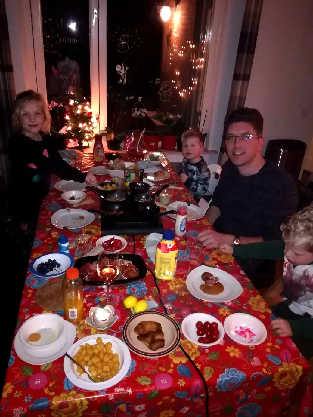 Традиционный стол с переносной плиткой