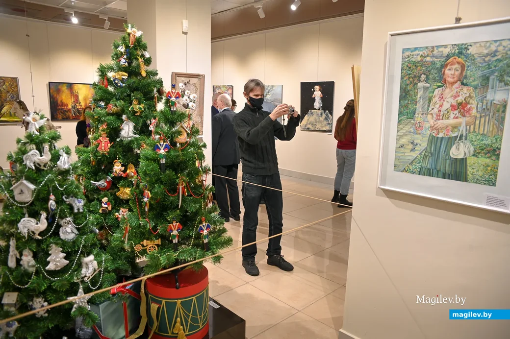 24.12.2021. Бобруйск. Выставка бобруйских художников «Картина маслом…» к 45-летию выставочного