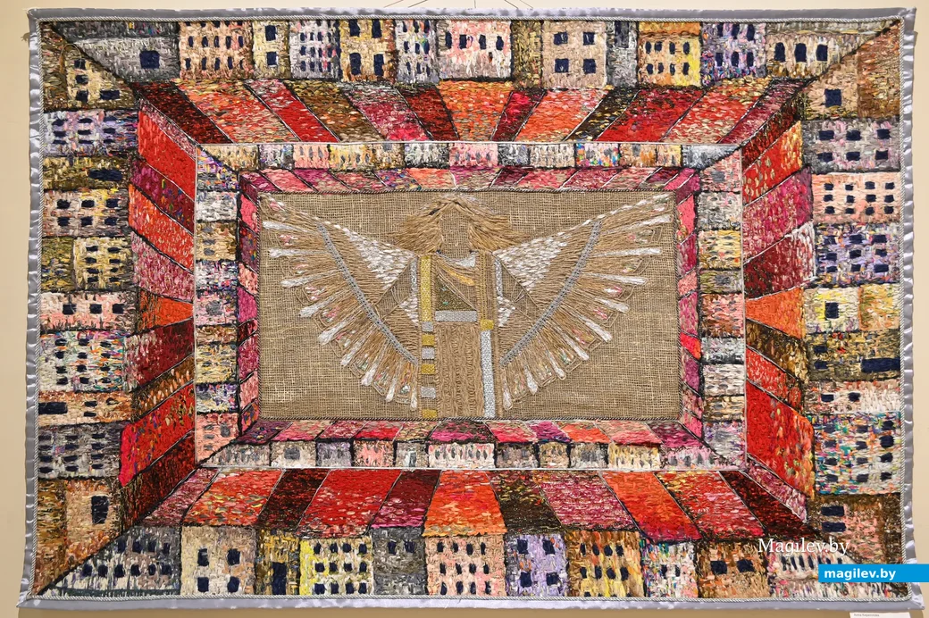 Алла Кириллова. «Мир дому твоему». 2015 (полотно, лён, металлическая нить).