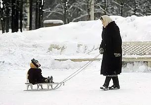 Мой Новый год. Родители подарили каракулевую шубку, а мы с сестрой ее «постригли»