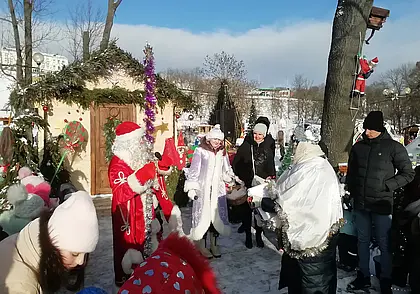 Сотни детей пришли в Подниколье, чтобы увидеть волшебный праздник Рождества