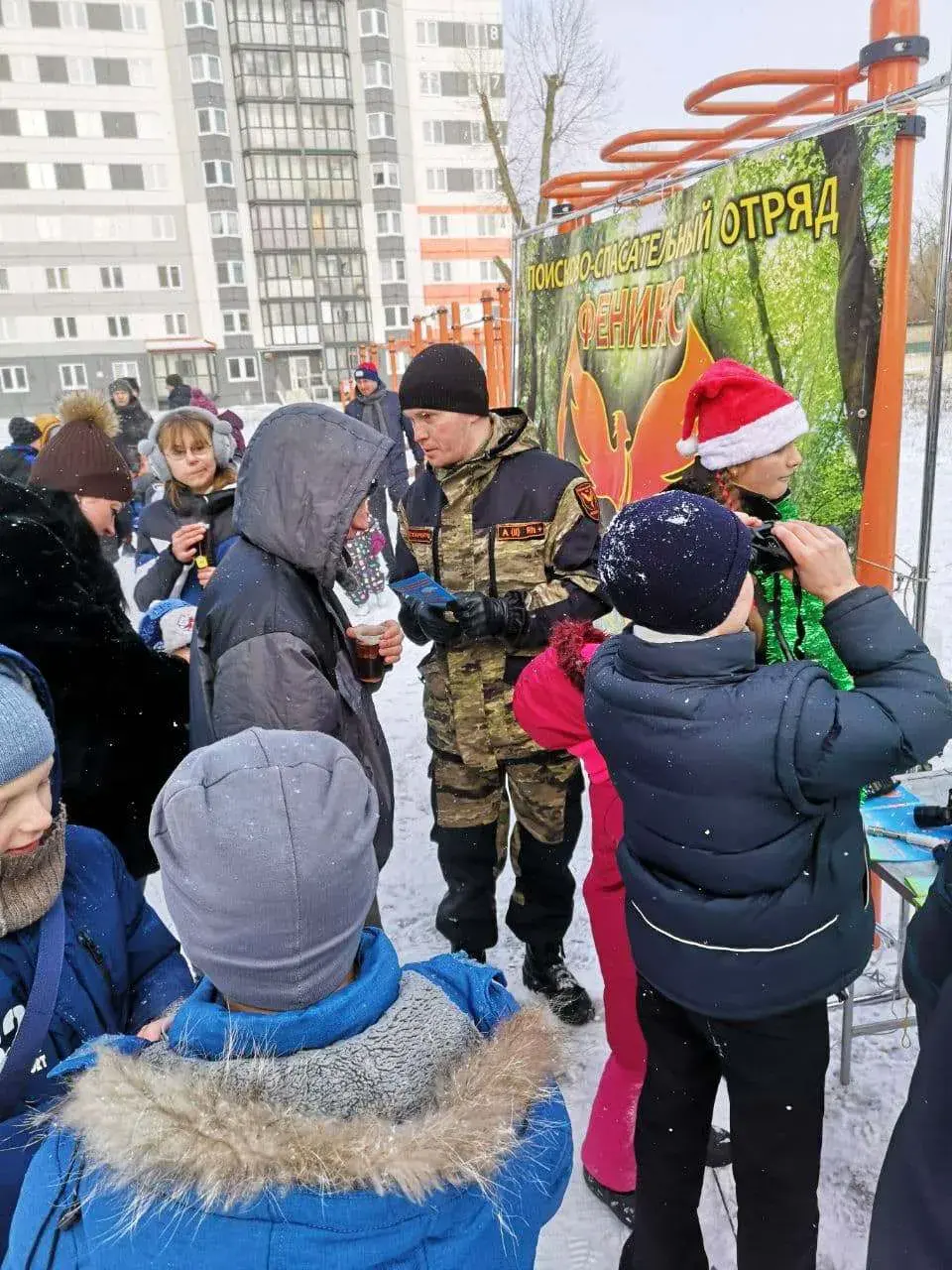 Волонтёры поисково-спасательного отряда «Феникс» участвуют в новогодних праздниках. 25.12.2021