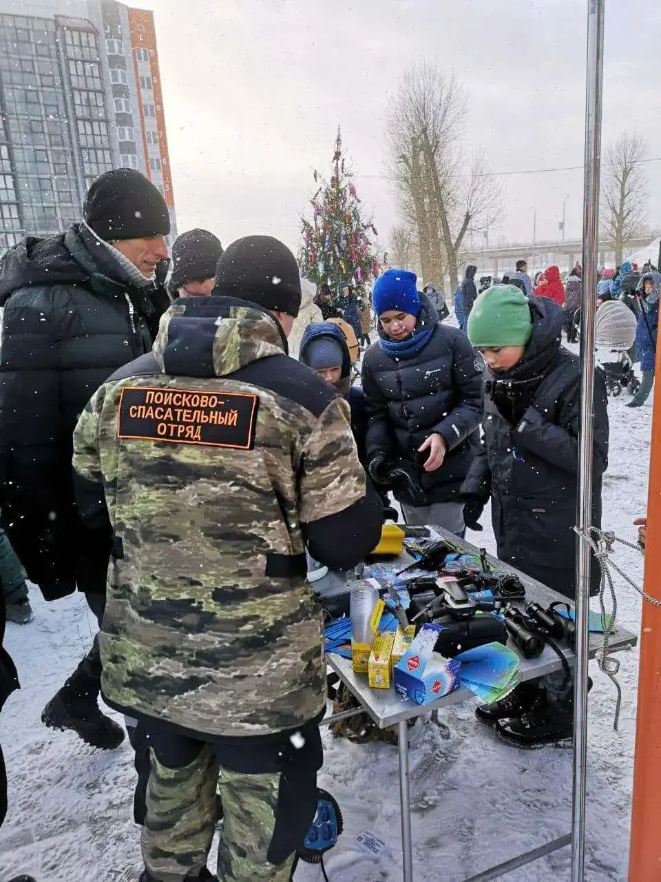 Волонтёры поисково-спасательного отряда «Феникс» участвуют в новогодних праздниках. 25.12.2021