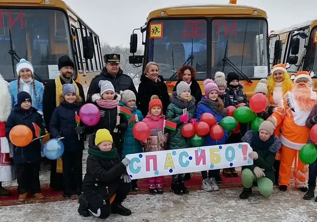 Три школы Могилевского района получили в подарок новые школьные автобусы