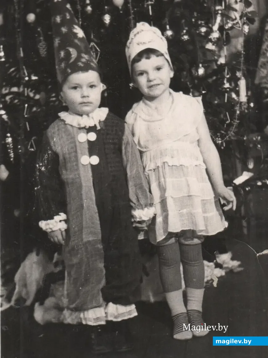 3-летний Юра Самак с девочкой Лидой из группы.