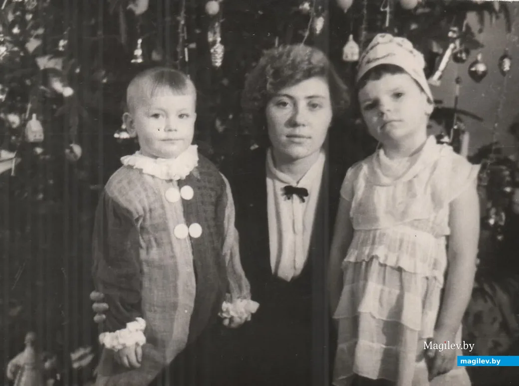 3-летний Юра Самак с воспитательницей Людмилой Михайловной (не уверен, что имя помнит верно) и