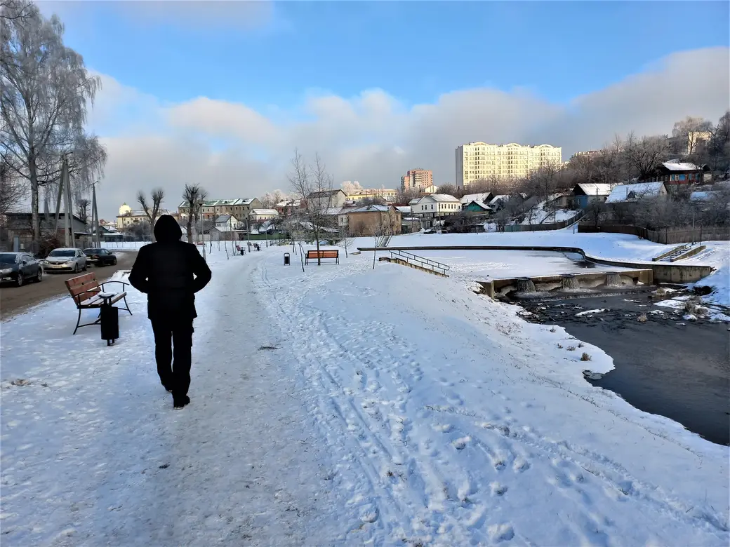 28.12.2021 г. Дубровенка. Справа впереди – местная Ниагара, которая замерзает только при арктическом морозе